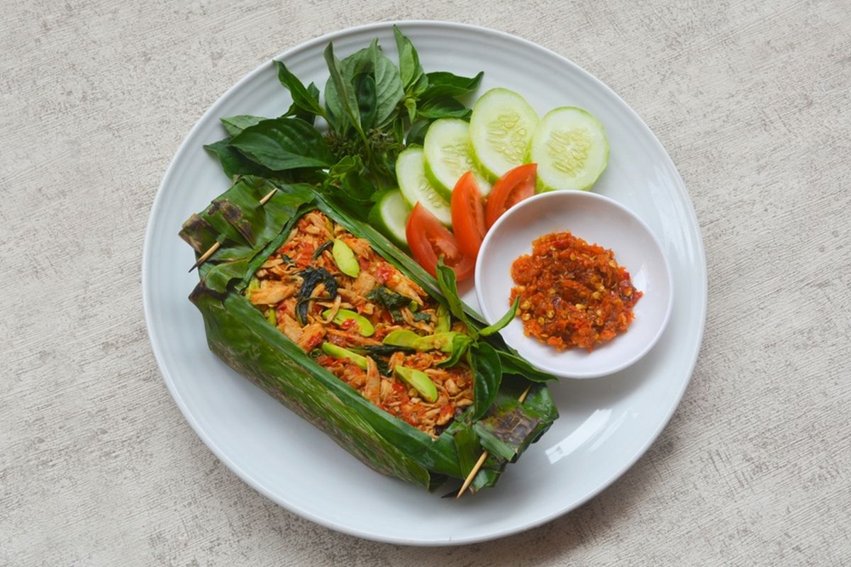 Coba resep nasi bakar ayam kemangi untuk bekal yang enak dan mudah dibuat. Simak cara membuatnya di artikel ini!